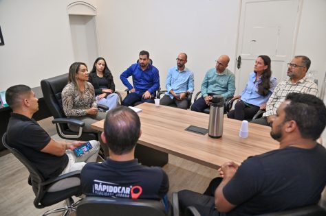 Prefeitura e motoristas de aplicativo se reúnem para discutir regularização