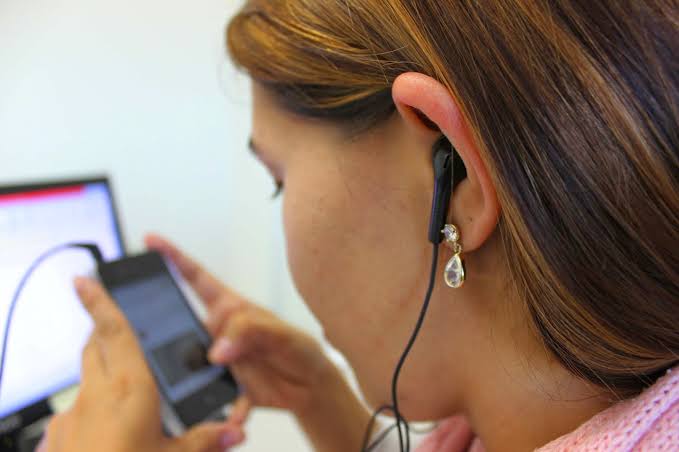 1 bilhão de jovens podem perder capacidade auditiva nos próximos anos, alerta OMS
